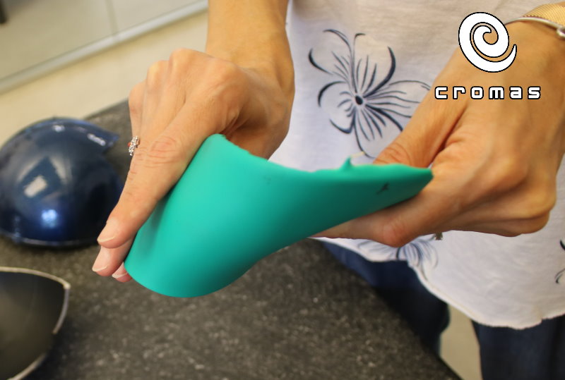 Bent flexible paint: the high elasticity allows to bend and twist it