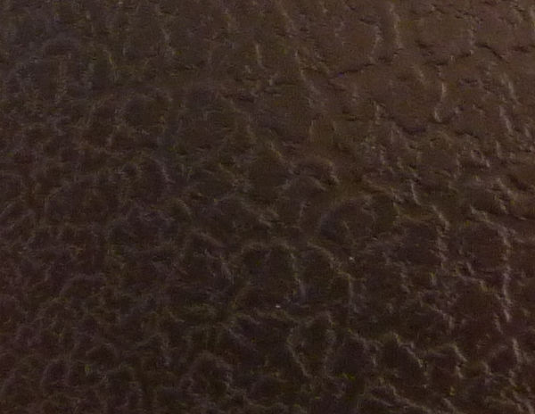 Cracklè paint, impressive look and feel that simulates the typical aged leather used in the furniture industry