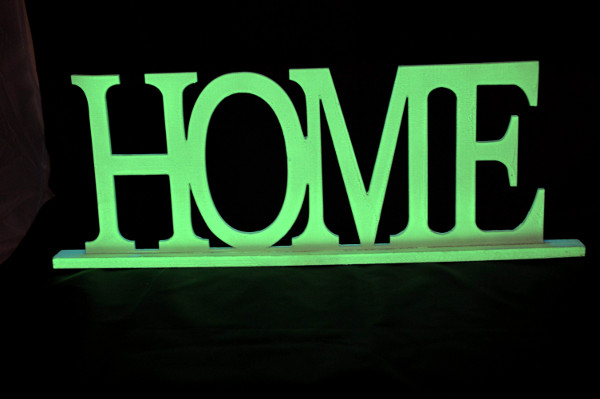 Phosphorescent paint with high emission of light in the dark