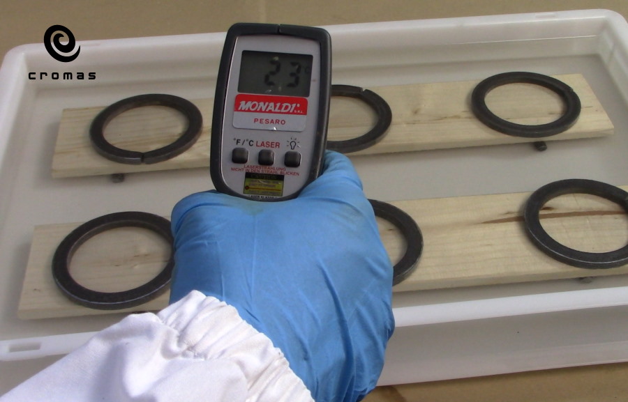 Check the temperature of epoxy resin during pouring