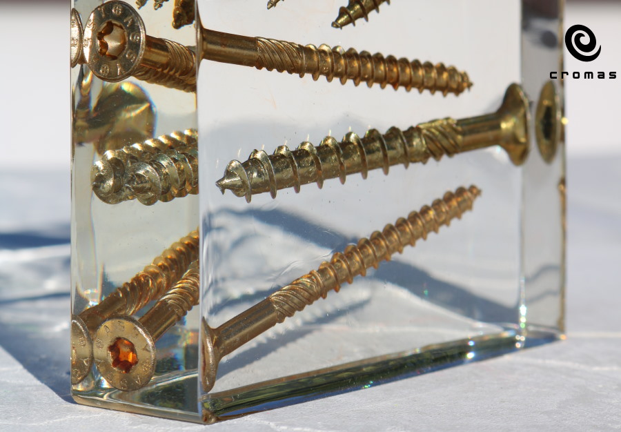 Crystal clear epoxy resin for medium thickness molds with encased small objects