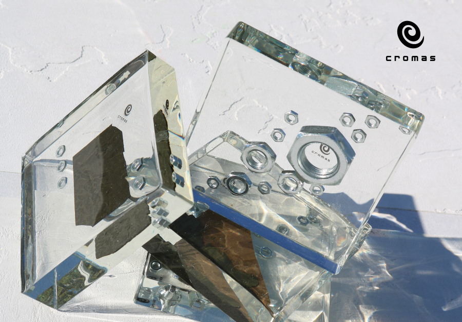 Highly transparent epoxy resin for medium thickness molds with encased small, metallic items