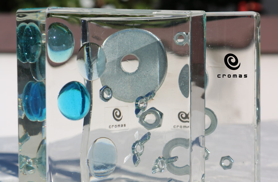 Crystal clear epoxy resin for medium thickness casting and encased small objects