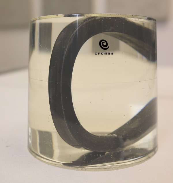 High thickness epoxy resin molds with encased metallic objects