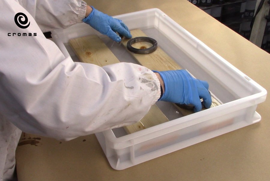 Inserting items into high thickness epoxy resin
