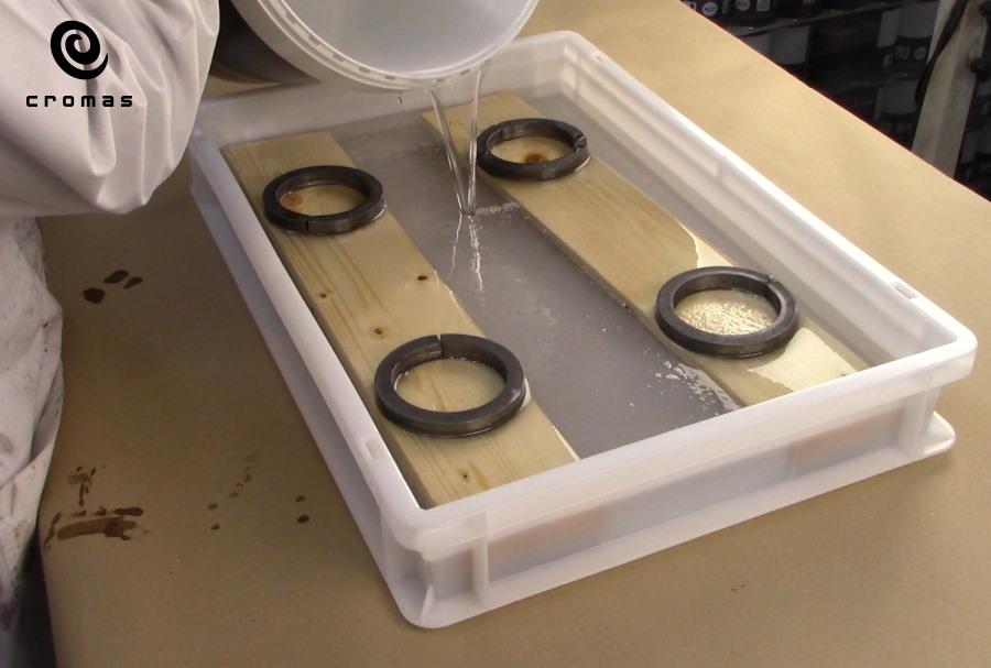 Final layer of high thickness epoxy resin with encased objects