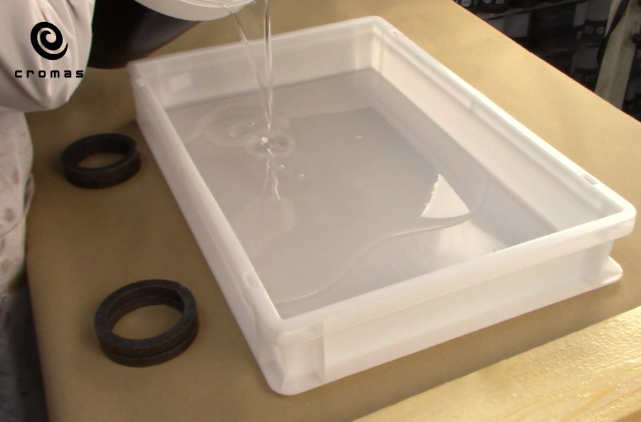How to pour epoxy resin into a high thickness casting