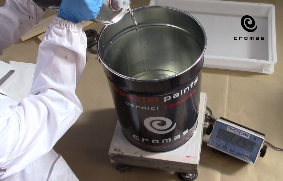 Mixing of the epoxy resin before pouring in a mold