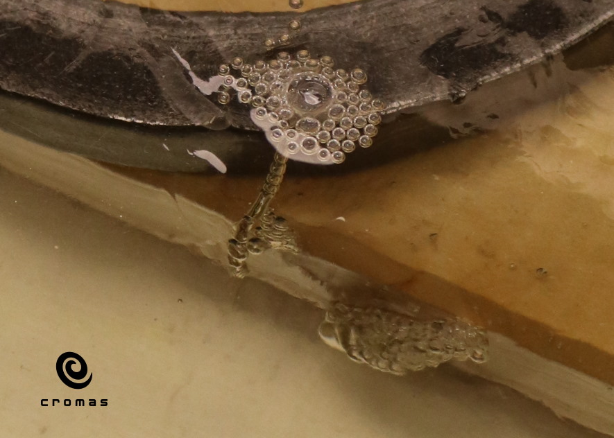 Dried air bubbles in epoxy resins from not correctly insulated wood\