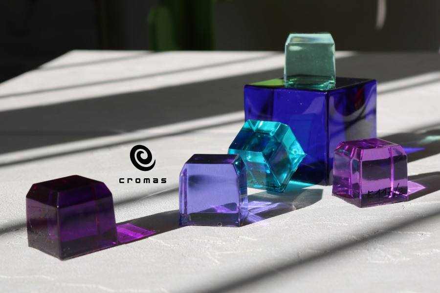 transparent coloured epoxy resin 2 cm to 3 cm in thickness