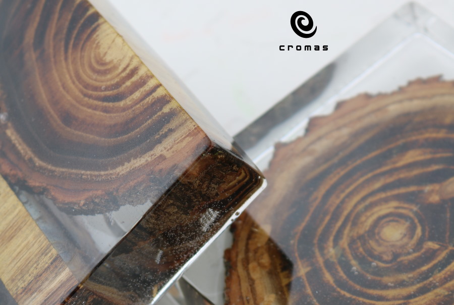 Crystal clear epoxy resin with medium thickness and casting of small objects or wood