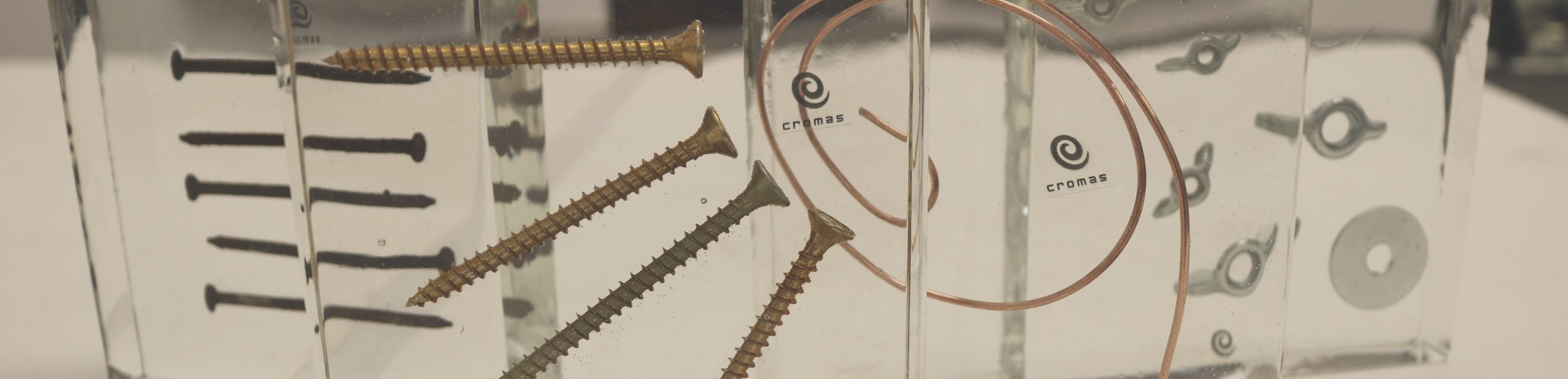 Clear epoxy resin for molds. Medium thickness for encased small objects