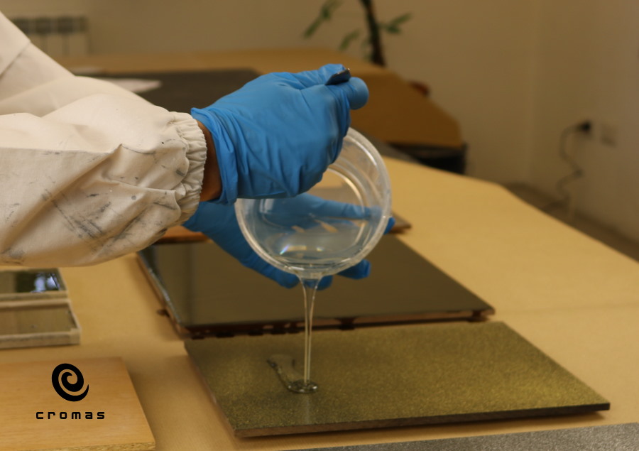 How to pour the self-levelling epoxy resin with low thickness on painted or wood surfaces