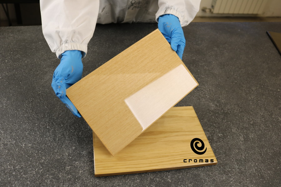 Transparent, self-levelling, glass-like epoxy resin. Application of a low thickness layer on wood.