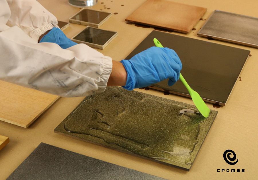 spread the self-levelling epoxy resin in a low thickness layer on painted surfaces or wood