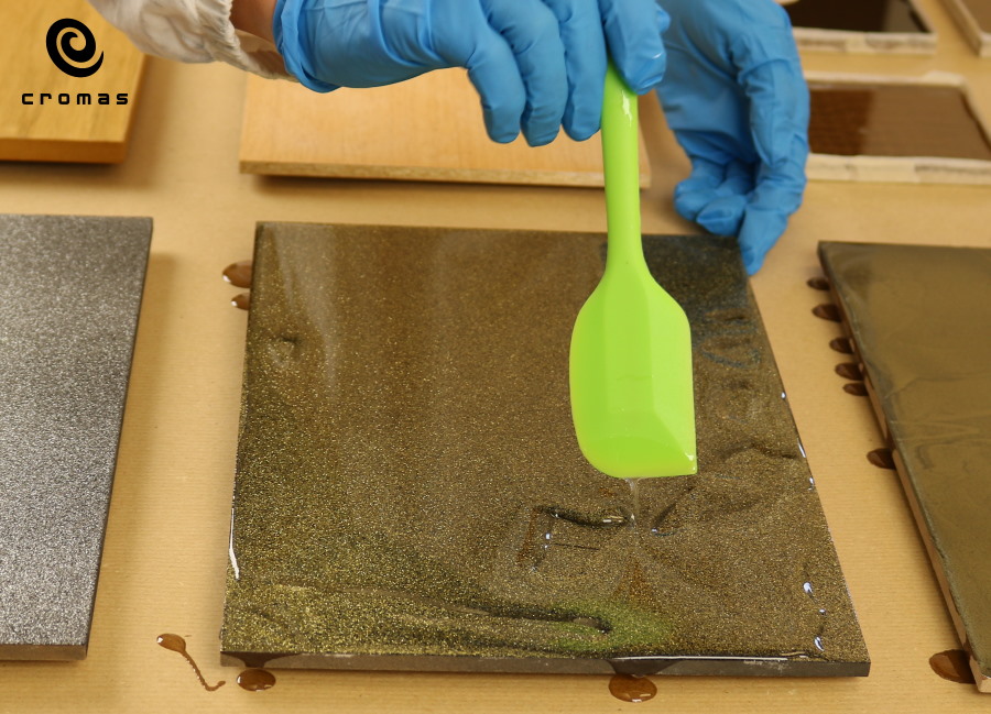 spread the self-levelling epoxy resin in a low thickness layer on painted surfaces or wood