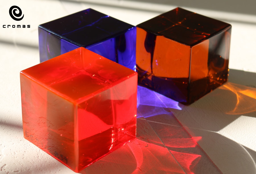 Crystal clear and colourful epoxy resin for 2 cm to 3 cm in thickness