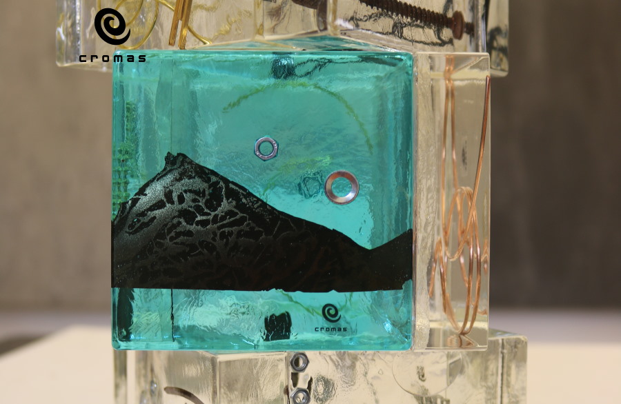 epoxy resin with transparent colours with thickness of 2 cm to 3 cm