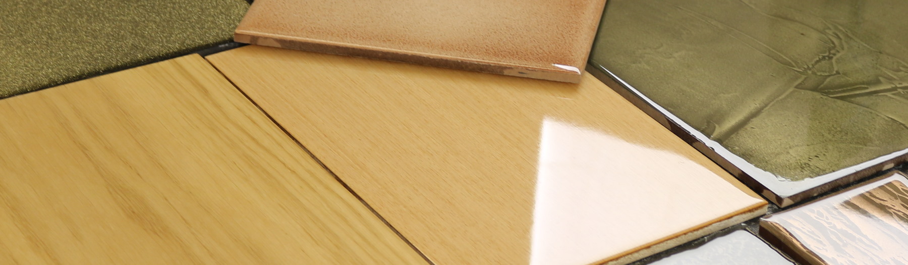 Crystal clear and self-levelling epoxy resin. Application of a low thickness layer on MDF and wood.