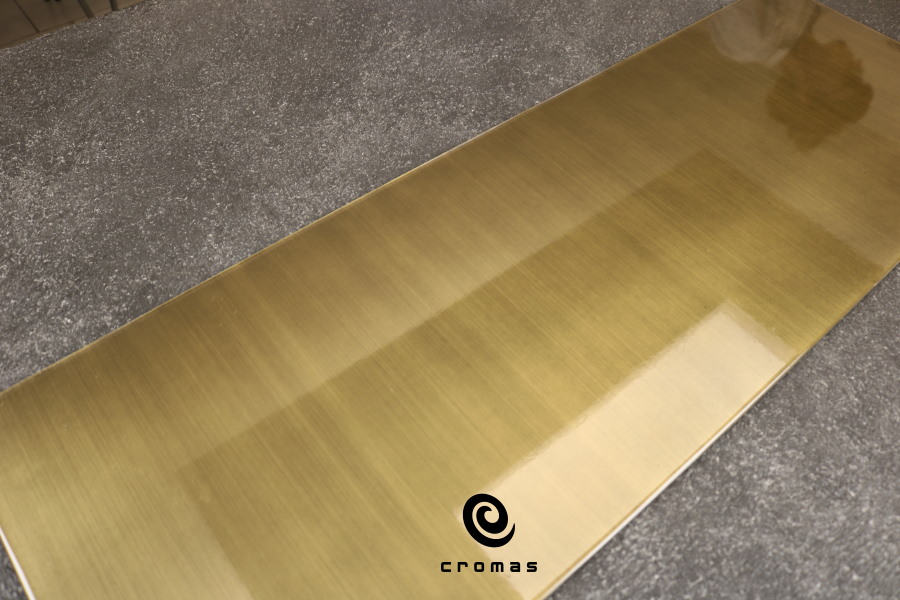 Transparent, self-levelling, epoxy resin. low thickness layer with glass-like effect