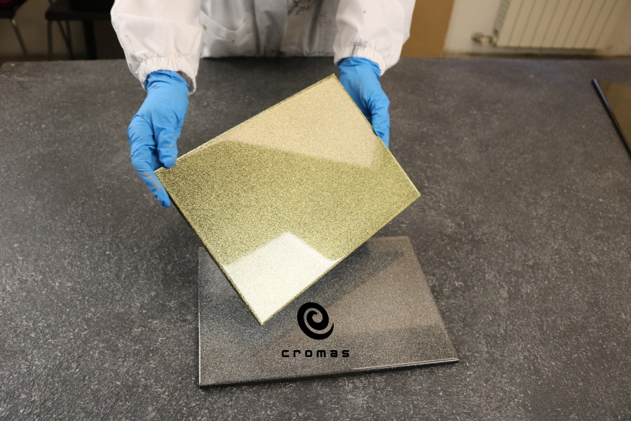 Transparent and self-levelling, epoxy resin with glass-like effect