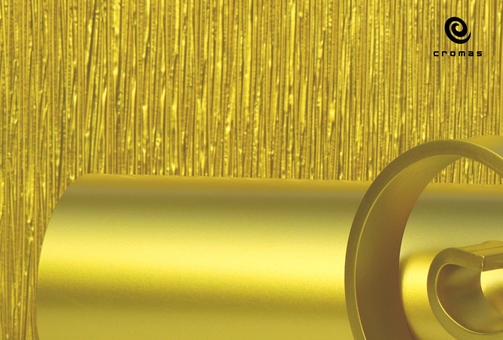 Spray paint application of the color gold paint SM.007 Inca Gold