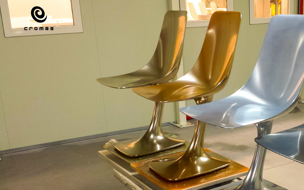Painting of chrome gold on polyurethane chairs with spray application