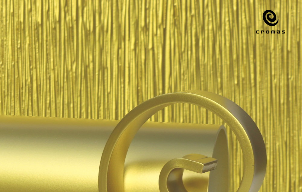 Spray paint application of the color gold paint SM.006 Bisanzio Gold