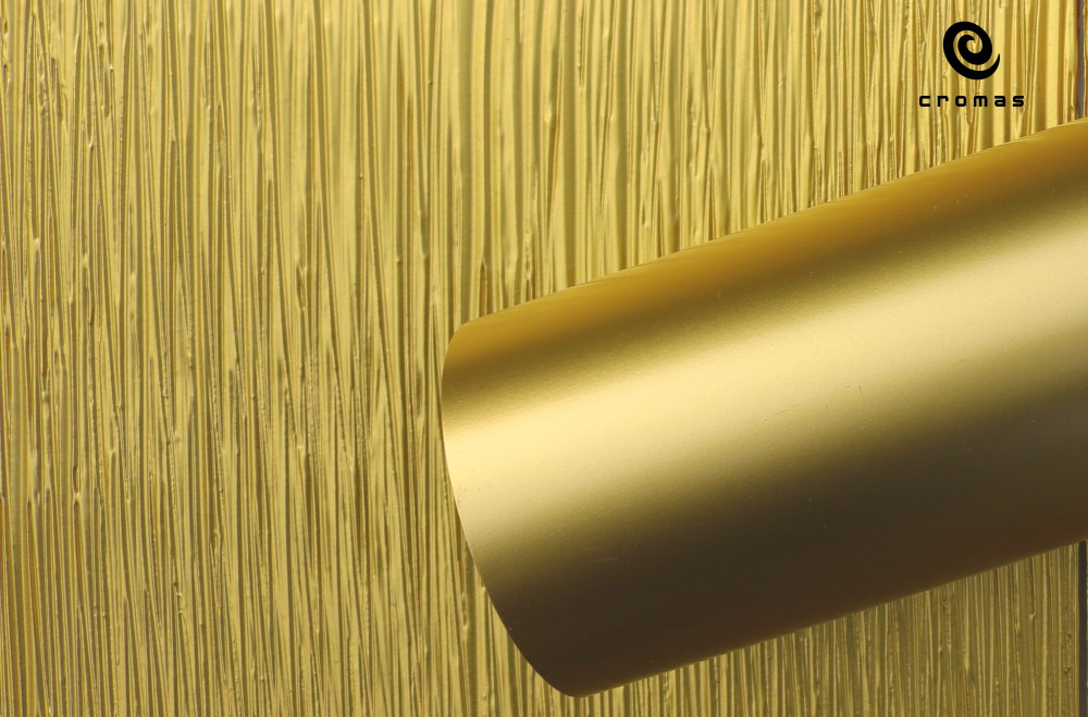 Spray application of the color gold paint SM.006 Bisanzio Gold